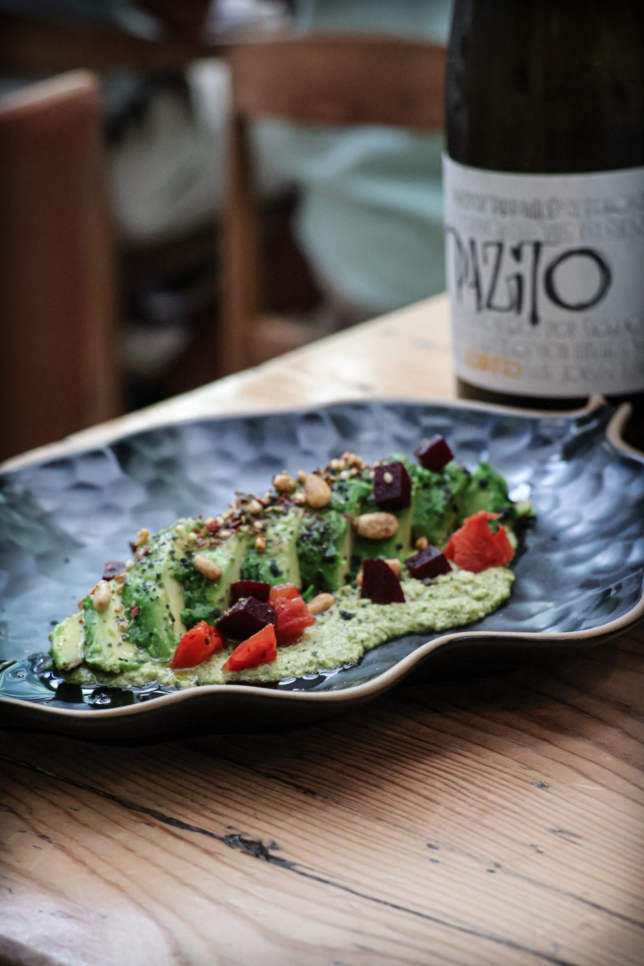Plato verde con vino