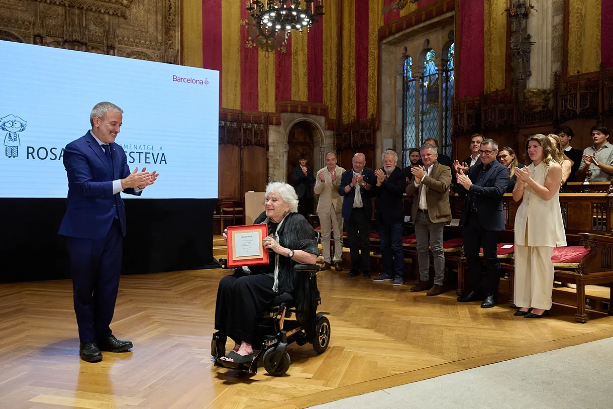 El alcalde Jaume Collboni entrega una placa a Rosa Esteva en el Saló de Cent del Ayuntamiento de Barcelona